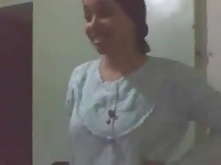 לבד בבית חושפת איברים