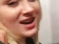 קוויקי נחמד בעמידה והוא מצלם באייפון